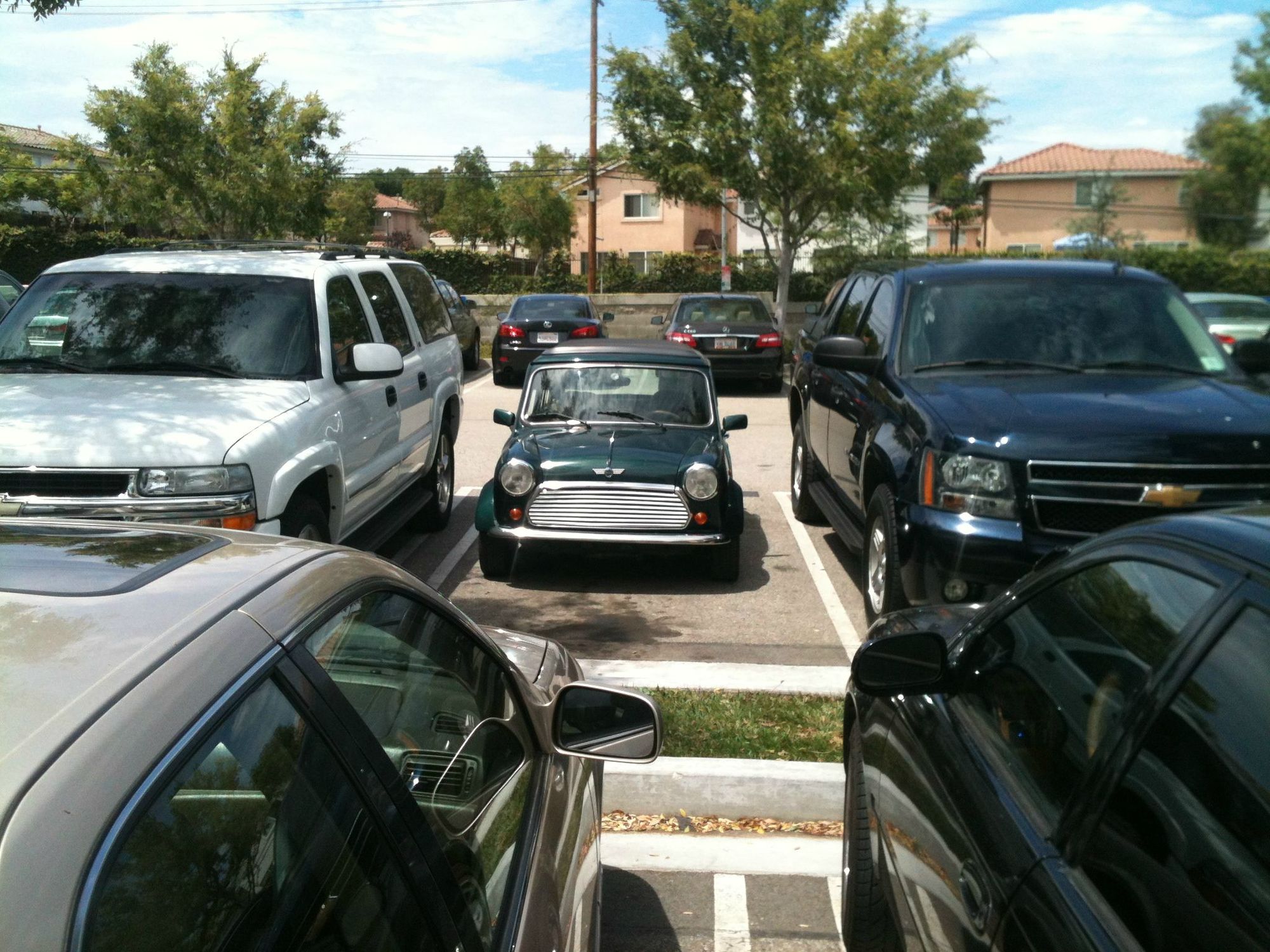 MINI parkt zwischen zwei SUV