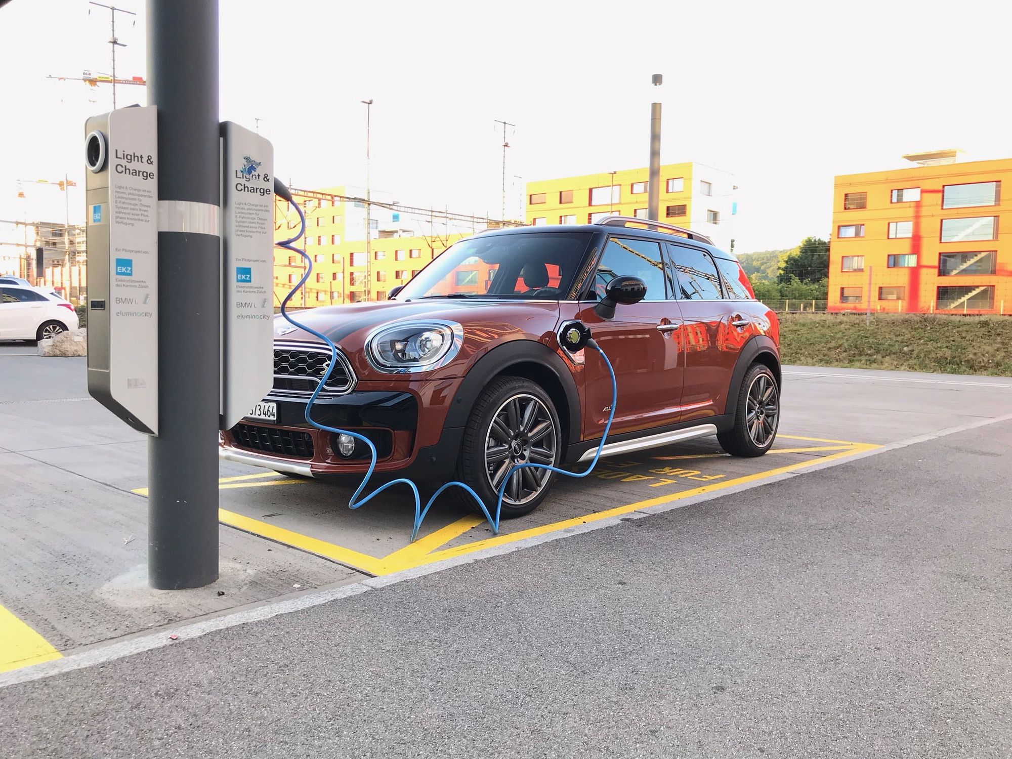 Mini Countryman wird an einer öffentlichen Ladestation geladen.