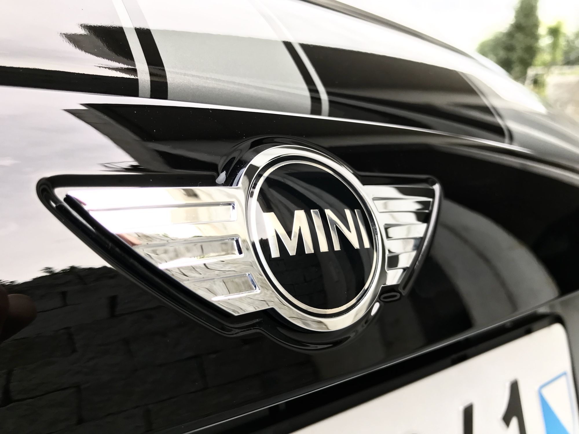 MINI Cooper Hyde Park - MINI Logo auf Piano Lack