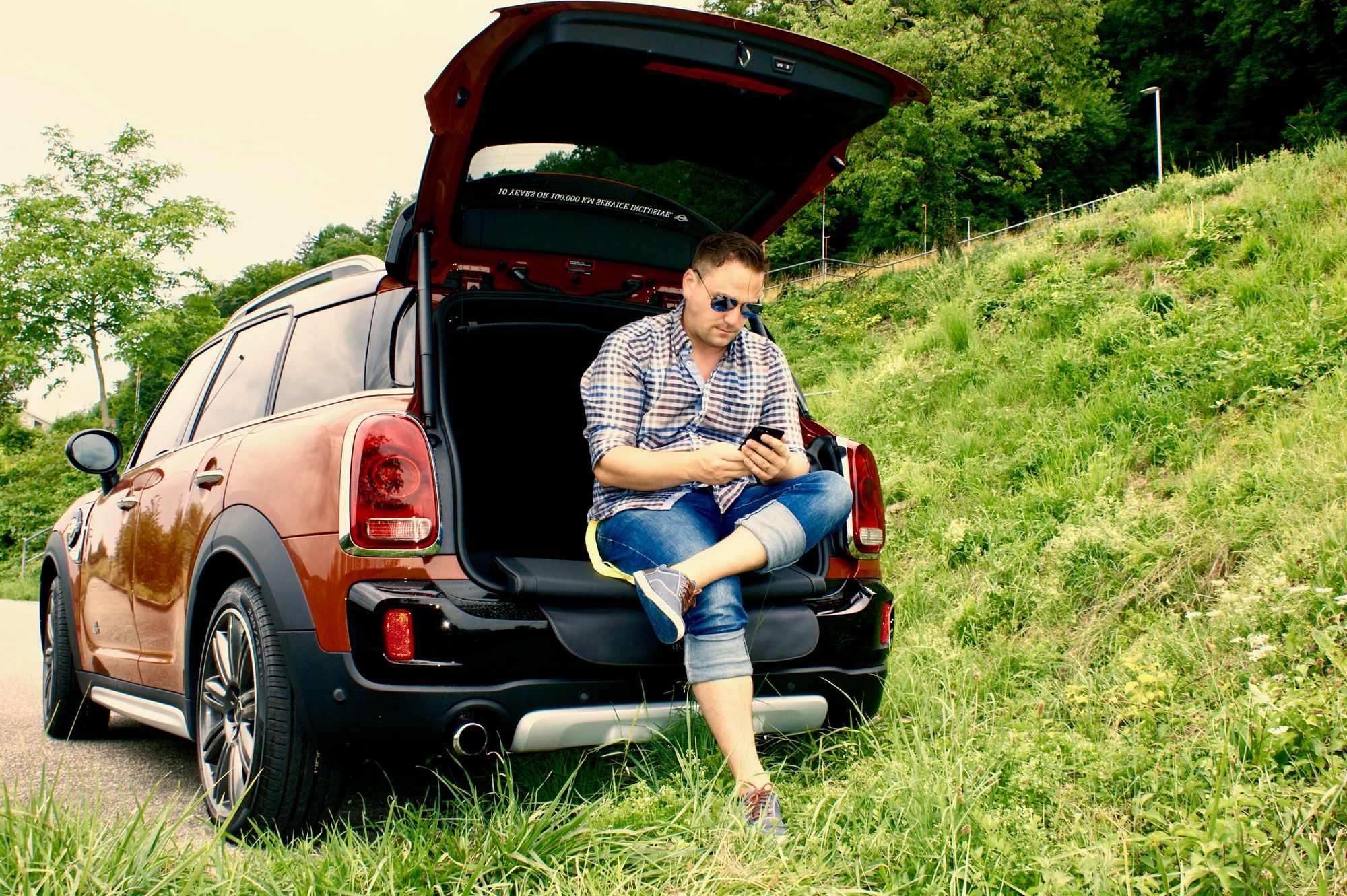 Renato Mitra auf dem Picnic-Bench vom neuen Plug-In Hybrid MINI Countryman