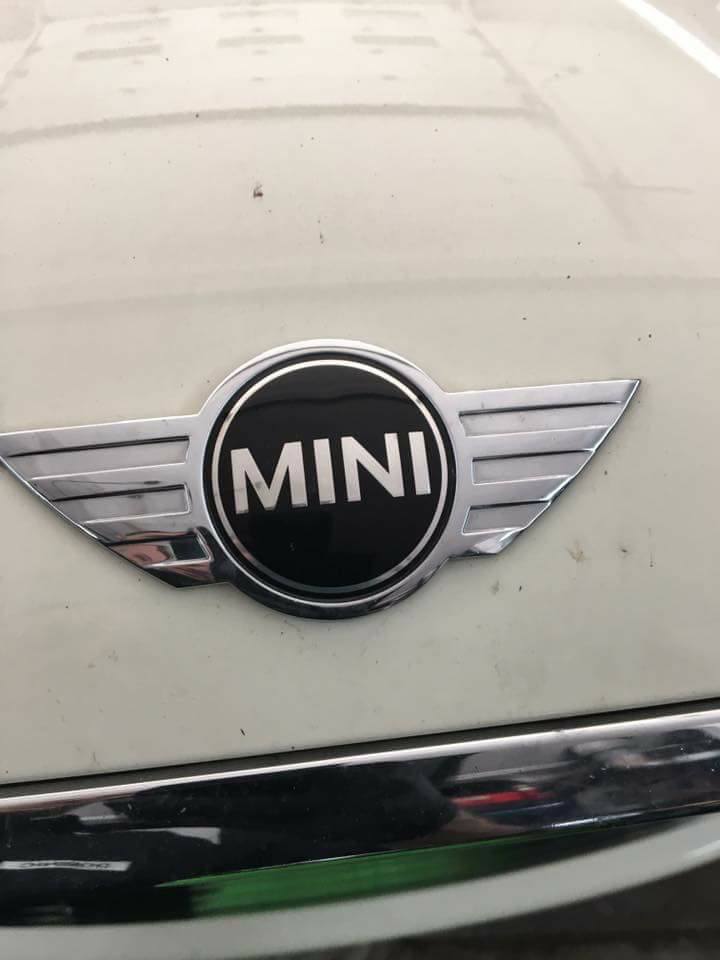 Der MINI Cooper stösst blauen Rauch aus.