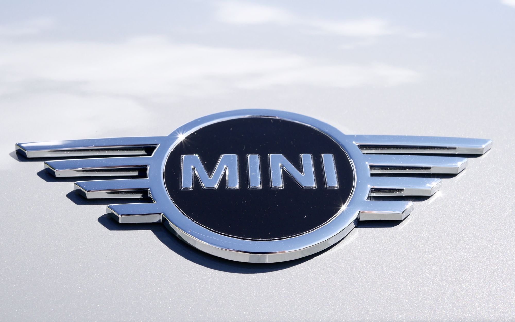 Das neue MINI Logo auf der Motorhaube