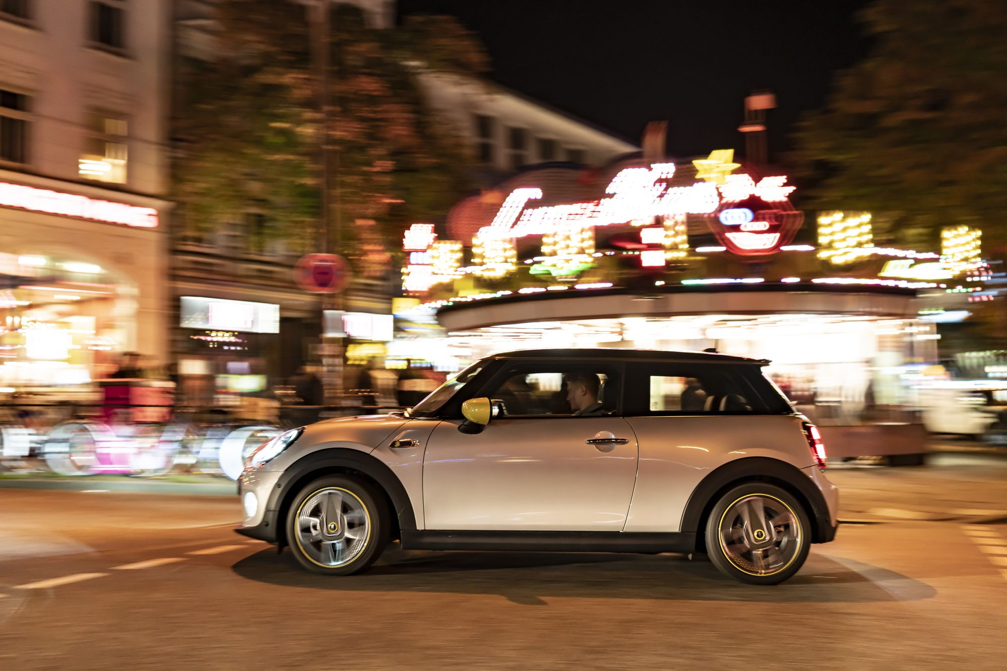 MINI Cooper SE in der Nacht unterwegs