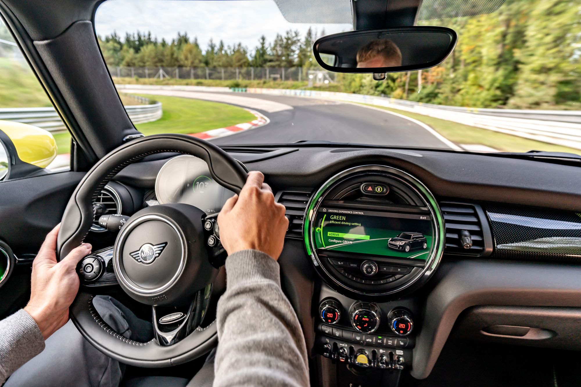 MINI Cooper SE auf dem Nürburgring