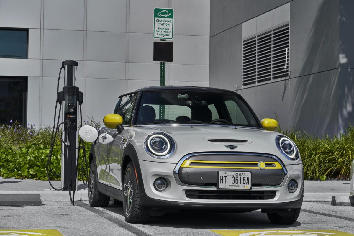 Mini Electric an der Ladestation