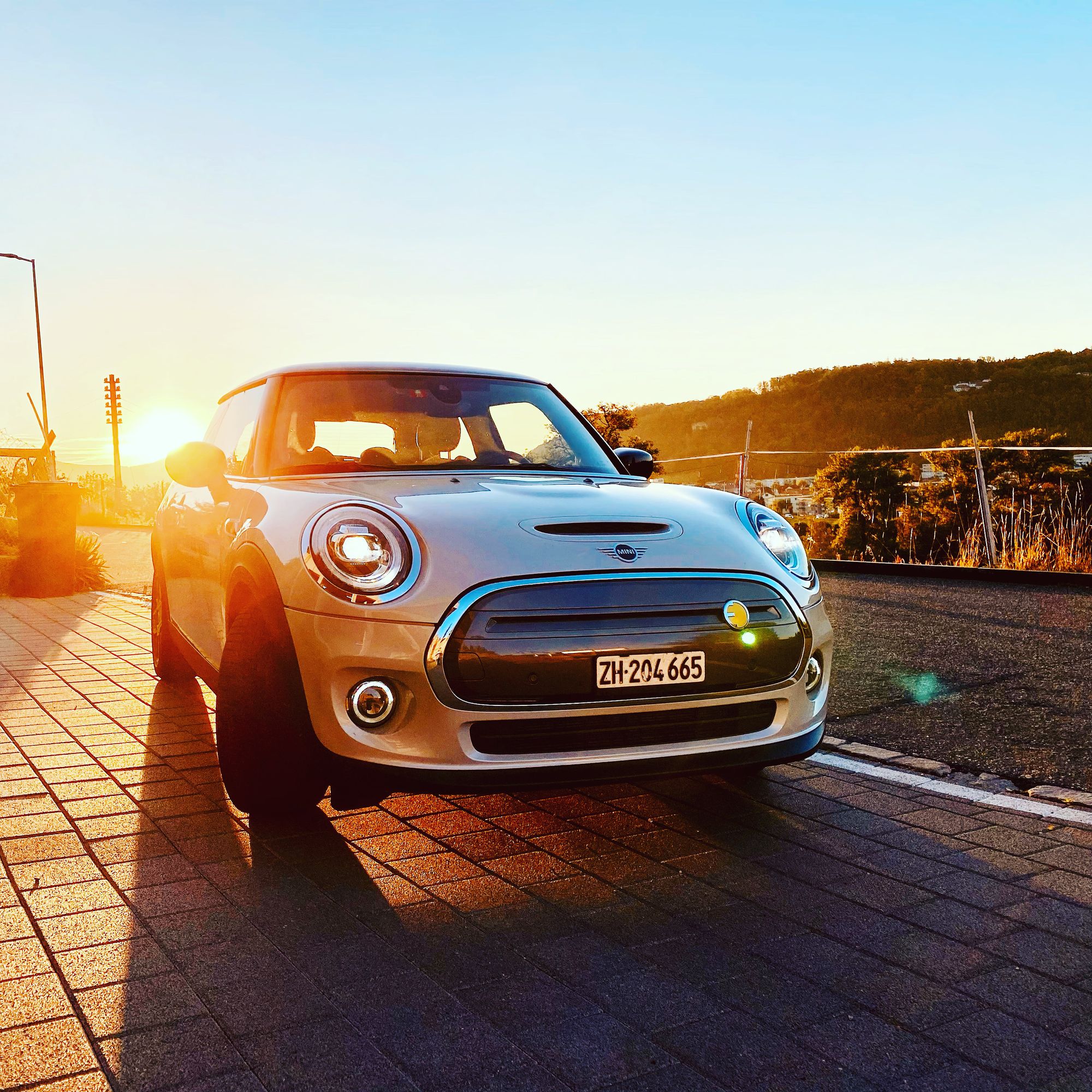 MINI Electric im Sonnenaufgang