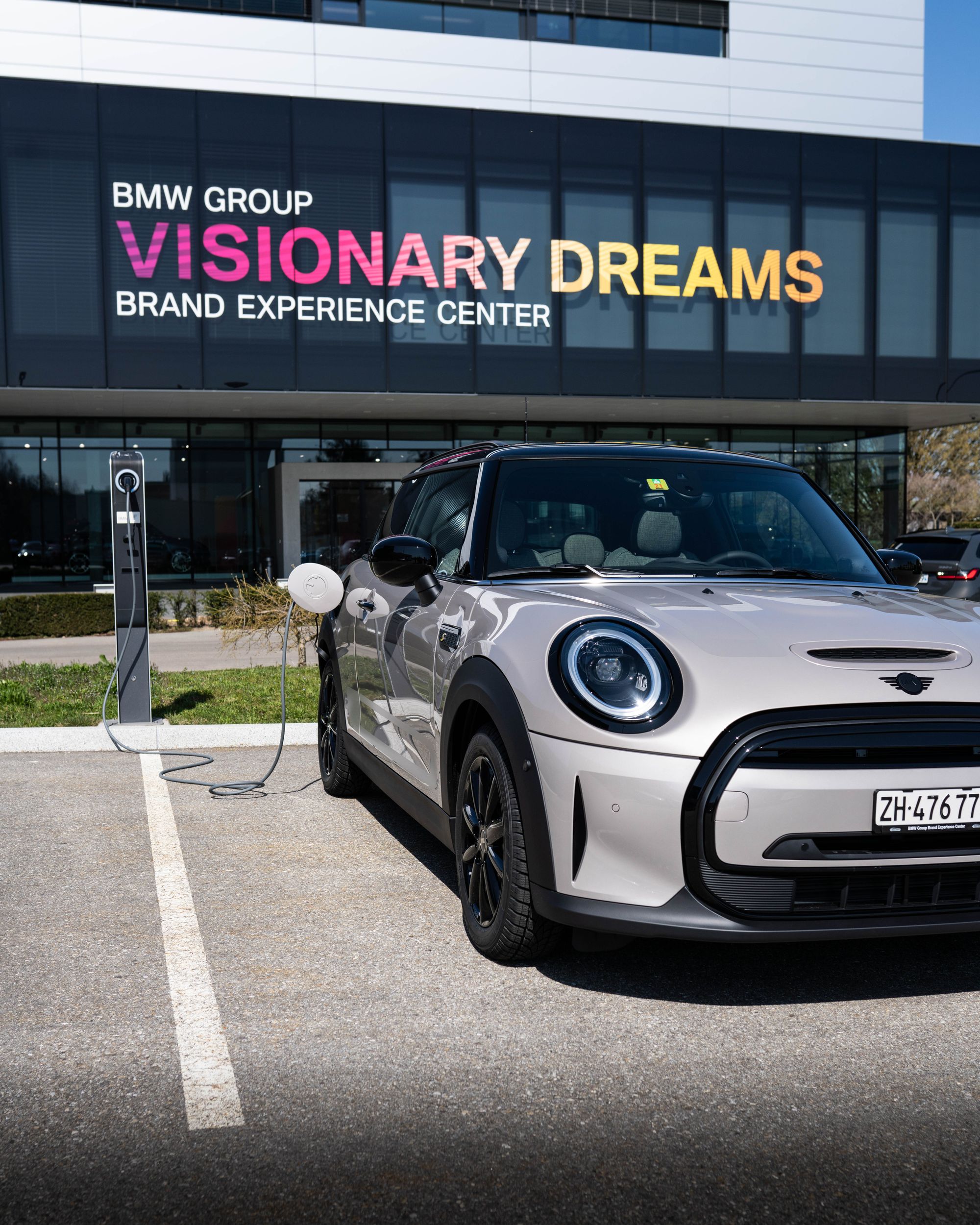 MINI Electric vor dem BMW Experience Center